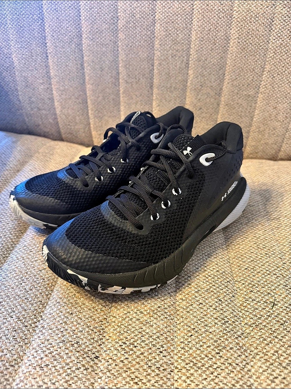 Under Armour Black & White US 7 Athletic Shoes